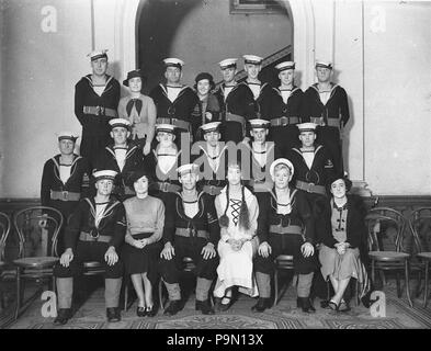 298 SLNSW 9898 im RAN-Navy Reserve Gruppe mit fünf Frauen Stockfoto