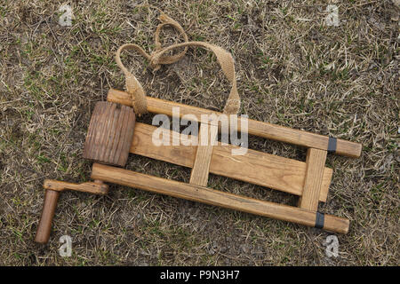 Schöne traditionelle Ostern Prozession bekannt als Vodění Jidáše (Judas) im Dorf Stradouň in Pardubice, Tschechische Republik. Holz Ratsche dargestellt während der Prozession am 31. März 2018. Am frühen Morgen des Karsamstag, der älteste Teenager in das Dorf liegt in einem lächerlichen Stroh Anzug gekleidet. Er soll Judas Iskariot auf diese Weise durchzuführen. Das Tragen dieser obskuren Outfit, hat er März durch das Dorf von Haus zu Haus von anderen Jungen, die Twist hölzernen Ratschen und ein Lied über Judas, der seinen Meister zu den Juden, sammeln Süßigkeiten und Eier aus t verraten Singen begleitet Stockfoto