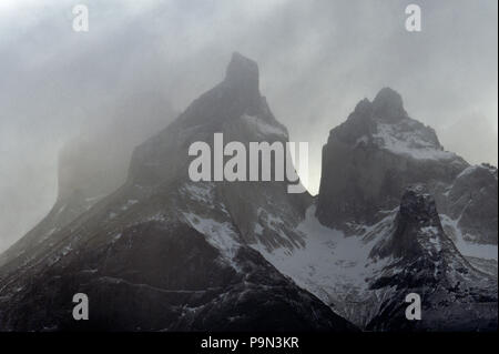 Cordillera del Paine steigt dramatisch über die patagonische Steppe. Stockfoto