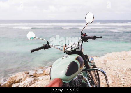 Alte Oldtimer Motorrad stehen am Rand der Klippe mit herrlichem Blick auf den Ozean Stockfoto