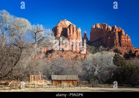 Crescent Moon Ranch mit Cathedral Rock im Hintergrund am roten Felsen Kreuzung in Sedona Arizona USA Stockfoto