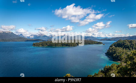 Blick auf den See Nahuel Huapi und Fray Menendez Insel von Brazo Norte Aussichtspunkt an Arrayanes Nationalpark - Villa La Angostura, Patagonien, Argentinien Stockfoto