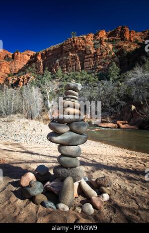 Eine schön ausgewogene Stapel von Felsen bekannt als der Cairn ist entlang OakCcreek Red Rock Kreuzung in Sedona Arizona gebaut Stockfoto