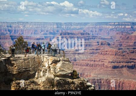 Touristen versammeln sich am South Rim des Grand Canyon. Grand Canyon National Park, Arizona Stockfoto