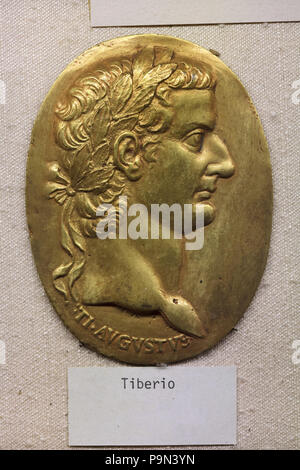 Der römische Kaiser Tiberius (14-37 N.CHR.) regierte in der italienischen Renaissance Bronzetafel aus dem 16. Jahrhundert in das Bargello Museum (Museo Nazionale del Bargello) in Florenz, Toskana, Italien. Stockfoto