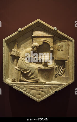 Thubalkain als Personifizierung der Anfang von Metall Arbeiten in den sechseckigen Relief dargestellt durch die italienische Renaissance Bildhauer Andrea Pisano (1334-1343) aus der Giotto Campanile (Campanile di Giotto), nun im Museo dell'Opera del Duomo (Museum der Werke der Dom von Florenz) in Florenz, Toskana, Italien. Stockfoto