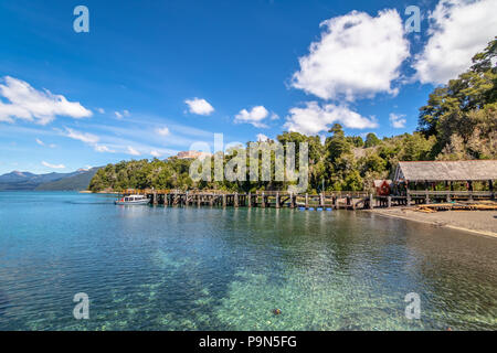 Pier am Arrayanes Nationalpark - Villa La Angostura, Patagonien, Argentinien Stockfoto