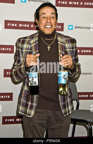 Philadelphia, PA, USA. 3. März, 2018. Amerikanische Singer-Songwriter Smokey Robinson Flasche Unterzeichnung an der Pennsylvania Convention Center. Stockfoto