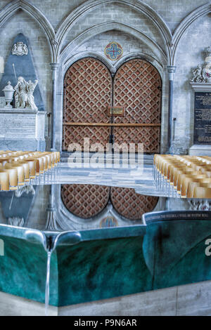 Reflexionen der Tür in Schrift in der Kathedrale von Salisbury Stockfoto