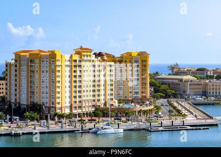 San Juan, Puerto Rico - 02 April 2014: Blick auf die Architektur entlang der Küste von San Juan, Puerto Rico. Stockfoto