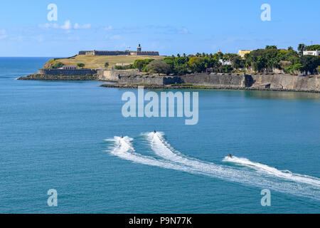 San Juan, Puerto Rico - 02 April 2014: Blick auf die Landzunge, wo die historischen Castillo San Felipe del Morro im alten San Juan gelegen ist, wie Jet Ski Stockfoto