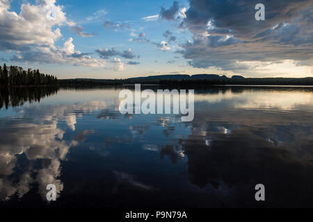 Marie Louise Lake, Sonnenuntergang Reflexionen, Sleeping Giant Provincial Park, Ontario, Kanada, von Bruce Montagne/Dembinsky Foto Assoc Stockfoto