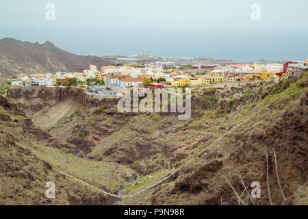 Kanarische Landschaft auf Teneriffa. Adeje Stadt helle Häuser über das steile Tal des Barranco del Infierno vor dem Atlantik. Auch Stockfoto