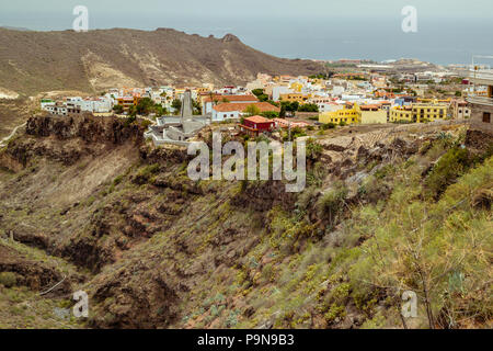 Blick über die Stadt Adeje, Teneriffa, von Barranco del Infierno (Hell's Gorge), die die steile, grüne Tal, helles Gebäude, Atlantik Stockfoto
