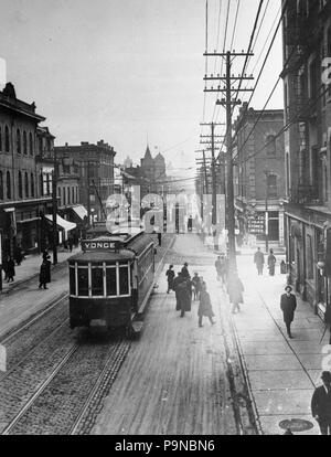 333 Yonge Street nach Süden vom Norden von College Street, Toronto 1910 s Stockfoto