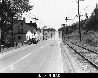 333 Yonge Street, York Mühlen, North York Twp - in Richtung Süden auf TTC Norden Yonge Bahnen Stop 1 Ein im Mill Street, vom Norden des Jolly Miller Hotel bei York Mills Station Stockfoto