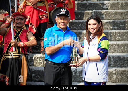 Yogyakarta, Indonesien. 18 Juli, 2018. Regent der Sleman, Spezielle Region Yogyakarta, Sri Purnomo und 2018 Asiatische Spiele Fackel Botschafter Susi Susanti, Bild mit der Asiatischen Spiele Flamme. Credit: Rizqullah Hamiid Saputra/Pacific Press/Alamy leben Nachrichten Stockfoto