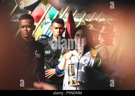 Yogyakarta, Indonesien. 18 Juli, 2018. 2018 Asiatische Spiele Fackel Botschafter Susi Susanti tragen die asiatischen Spiele Flamme Prambanan Tempel mit ewiger Flamme von Mrapen, Grobogan, Central Java vereint zu sein. Die asiatischen Spiele Fackellauf, wird durch 53 Städte in 18 Provinzen bestehen, bevor in Jakarta, der Hauptstadt Indonesiens, am 12.08.Credit: Rizqullah Hamiid Saputra/Pacific Press/Alamy leben Nachrichten Stockfoto