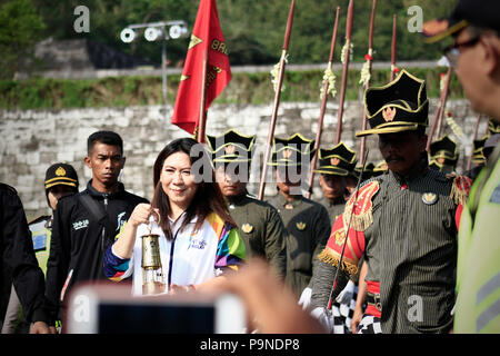 Yogyakarta, Indonesien. 18 Juli, 2018. 2018 Asiatische Spiele Fackel Botschafter Susi Susanti tragen die asiatischen Spiele Flamme Prambanan Tempel mit ewiger Flamme von Mrapen, Grobogan, Central Java vereint zu sein. Die asiatischen Spiele Fackellauf, wird durch 53 Städte in 18 Provinzen bestehen, bevor in Jakarta, der Hauptstadt Indonesiens, am 12.08.Credit: Rizqullah Hamiid Saputra/Pacific Press/Alamy leben Nachrichten Stockfoto