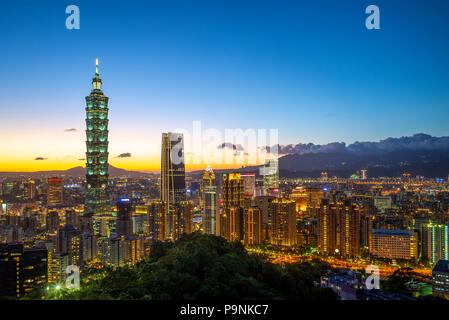 Landschaft der Stadt Taipeh in der Nacht Stockfoto