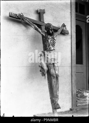 . Englisch: ein Kruzifix an der Mission Santa Cruz, California, Ca.1900 Foto von einem Kruzifix an der Mission Santa Cruz, California, ca 1900. Ein großes Kruzifix mit Chist Abbildung lehnt sich gegen Außenwand und. Ein Tuch um die Lenden der Figur gebunden. Das Kreuz steht auf einer hölzernen Veranda. Eine Tür im Hintergrund in der Nähe von einem Stapel von gefalteten Tüchern sichtbar. Rufnummer: CHS--4352 Legacy Datensatz-ID: CHS-m 17091; USC-1-1 -1-14102 Fotograf: James, George Wharton Dateiname: CHS--4352 Abdeckung Datum: ca. 1900 Teil der Sammlung: California Historical Society Collection, 1860-1960 Typ: Bilder; physica Stockfoto