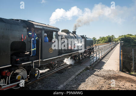 Eine Garratt Dampflokomotive der Victoria Falls Brücke. Simbabwe Stockfoto