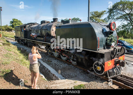 Eine Frau, die einen Snapshot einer Garratt Dampflokomotive der Überquerung der Victoria Falls Brücke. Simbabwe Stockfoto