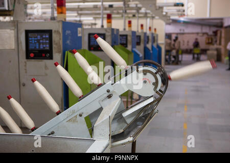 Organic Cotton in einer Textilfabrik, wo organische Baumwolle verwendet wird Kleidung zu machen, Indore, Indien gesponnen. Stockfoto