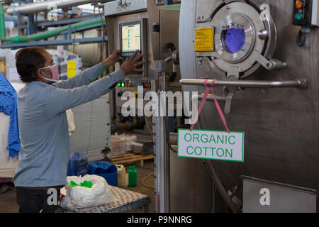 Organic Cotton in einer Textilfabrik, wo organische Baumwolle verwendet wird Kleidung zu machen, Indore, Indien gesponnen. Stockfoto