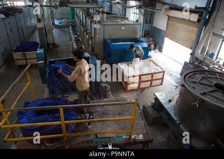 Organic Cotton in einer Textilfabrik, wo organische Baumwolle verwendet wird Kleidung zu machen, Indore, Indien gefärbt. Stockfoto