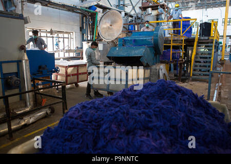 Organic Cotton in einer Textilfabrik, wo organische Baumwolle verwendet wird Kleidung zu machen, Indore, Indien gefärbt. Stockfoto