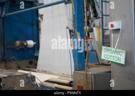 Organic Cotton in einer Textilfabrik, wo organische Baumwolle verwendet wird Kleidung zu machen, Indore, Indien gesponnen. Stockfoto