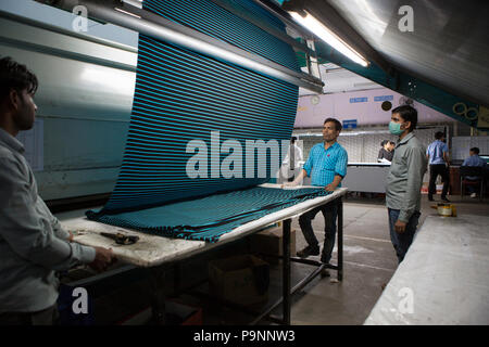 Organic Cotton in einer Textilfabrik, wo organische Baumwolle verwendet wird Kleidung zu machen, Indore, Indien gefärbt. Stockfoto