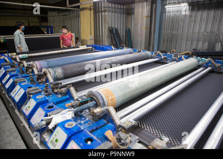 Organic Cotton in einer Textilfabrik, wo organische Baumwolle verwendet wird Kleidung zu machen, Indore, Indien gefärbt. Stockfoto