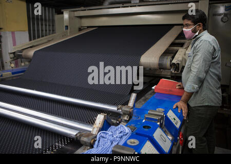 Organic Cotton in einer Textilfabrik, wo organische Baumwolle verwendet wird Kleidung zu machen, Indore, Indien gefärbt. Stockfoto