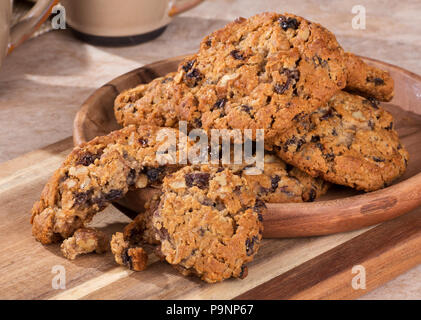 Stapel von oatmeal Raisin pecan Cookies auf einer Holzplatte Stockfoto