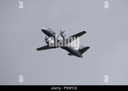 G-LGNN, eine Saab 340 von Loganair in Flybe Farben betrieben, kurz nach der Abfahrt vom Flughafen Glasgow in Renfrewshire. Stockfoto