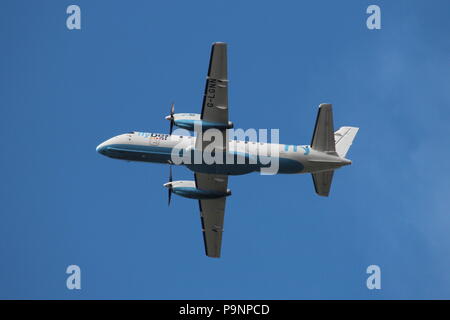 G-LGNN, eine Saab 340 von Loganair in Flybe Farben betrieben, kurz nach der Abfahrt vom Flughafen Glasgow in Renfrewshire. Stockfoto