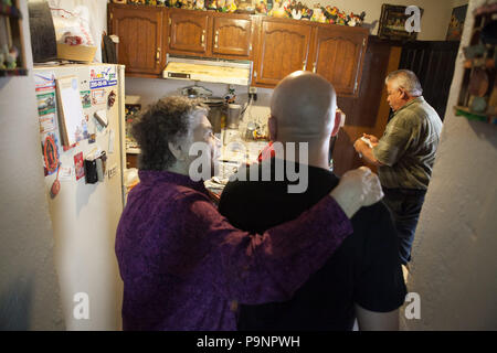 EXCLUSIVO. Lupillo Rivera visita a su Familia (Tios, primos) de Hermosillo Sonora, llevo Flores a la Casa de su Abuela llamada Dolores Real (LOLA) p Stockfoto