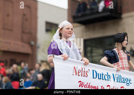 Holland, Michigan, USA - 12. Mai 2018 ein Mädchen tragen traditionelle niederländische cloting am Muziek Parade, während das Tulip Time Festival Stockfoto