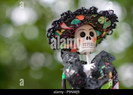 La Calavera Catrina Puppe am Tag gegen ein Bokeh Hintergrund für mexikanische Tag der Toten Stockfoto