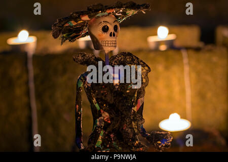 La Calavera Catrina Puppe in der Nacht umgeben von Kerzen für mexikanischen Tag der Toten Stockfoto