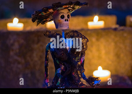 La Calavera Catrina Puppe in der Nacht umgeben von Kerzen für mexikanischen Tag der Toten Stockfoto