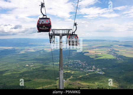 Tatranska Lomnica, Slowakei - 15. Juli 2018: Moderne Gondelbahn von Tatranska Lomnica Resort zum Bahnhof Skalnate Pleso in der hohen Tatra. Stockfoto