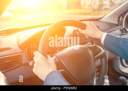 Asiatischer Mann ein Auto fahren Stockfoto