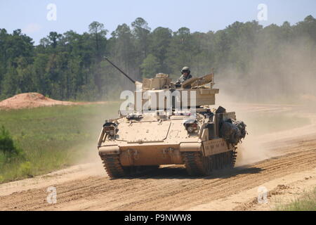 Eine M2A2 Bradley Fighting Fahrzeugbesatzung des 9. Brigade Engineer Battalion, 2nd Armored Brigade Combat Team, 3rd Infantry Division liefert von der Iteration von gunnery Tabellen VII bis XII, 11. Juli Fort Stewart, Ga Training auf schießwesen Tabellen VII bis XII bescheinigt Tank crews auf neu aufgestellt, wie 2 ABCT Spartans Übergang von der Infanterie zu armored Brigade. (U.S. Armee Foto von SPC. Matthew Williams/freigegeben) Stockfoto