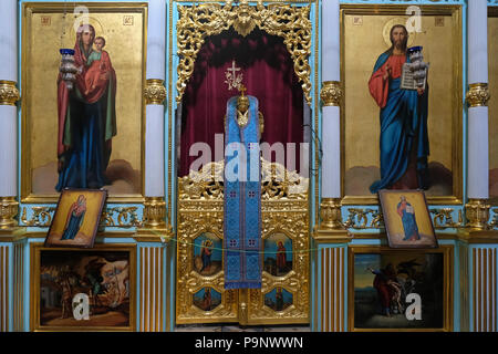 Die ikonostase mit Symbolen und religiöse Gemälde im Inneren der Kirche von St. Gerasimos in der griechisch-orthodoxen Kloster von Deir Hajla im Jordan Tal in der Nähe von Jericho Israel eingerichtet Stockfoto