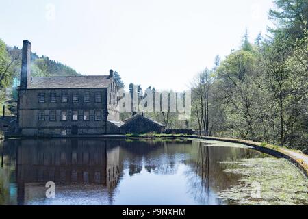 Die kreisförmige Gehweg um Gibson Mill zu erfassen. Stockfoto