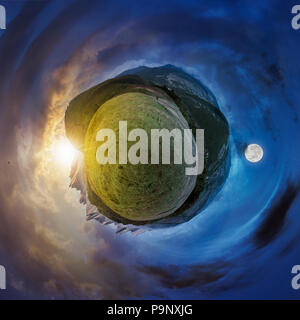 Little Mountain planet Sphärisches Panorama Zeit ändern. schöne Landschaft Konzept mit 360 Grad Blick. landwirtschaftlichen Bereich auf die Hügel und das Dorf in Stockfoto