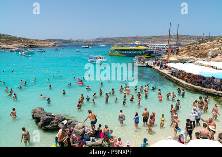 13. Juli 2018 - Insel Comino, Malta. Urlauber entspannen im Mittelmeer auf der schönen blauen Lagune Strand, Stück Paradies in Malta, Stockfoto